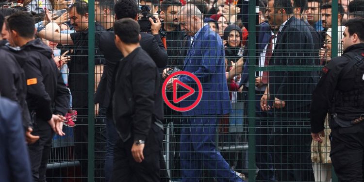 Erdoğan'ın oy verdikten sonra para dağıtması dünya basınında