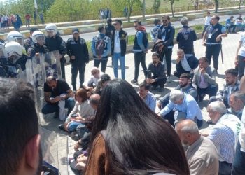 Erxanî’de polis engeli protesto ediliyor