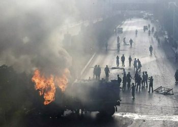 Eski Başbakan tutuklandı, ülke karıştı: 1 kişi hayatını kaybetti