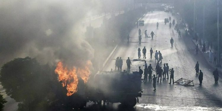 Eski Başbakan tutuklandı, ülke karıştı: 1 kişi hayatını kaybetti