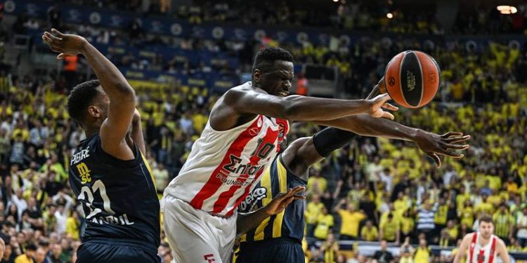 Fenerbahçe Beko, Olympiakos'u devirdi; seride durumu eşitledi