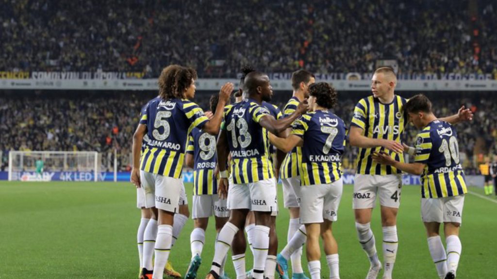 Fenerbahçe'de en az 8 isimle yollar ayrılıyor