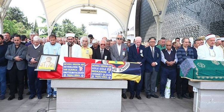 Fenerbahçe'nin "Puşkaş" lakaplı eski oyuncusu Ergun Öztuna, son yolculuğuna uğurlandı