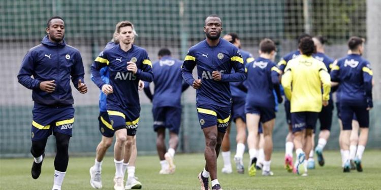 Fenerbahçe'ye Valencia ve İsmail Yüksek'ten iyi haber