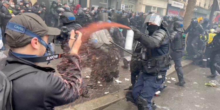 Fransa ve Almanya'da olaylı 1 Mayıs: Yüzlerce gözaltı ve yaralı var