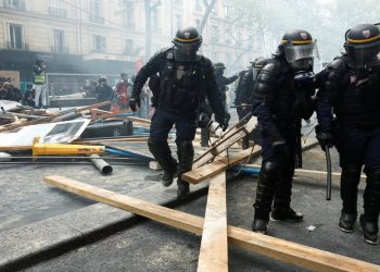 Fransa'da 1 Mayıs olaylı başladı: Paris'te en az 40 gözaltı