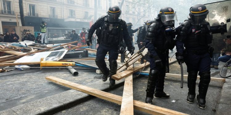 Fransa'da 1 Mayıs olaylı başladı: Paris'te en az 40 gözaltı