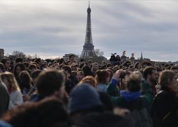 Fransa'da emeklilik yaşını 62'ye düşürmeye yönelik referanduma ret