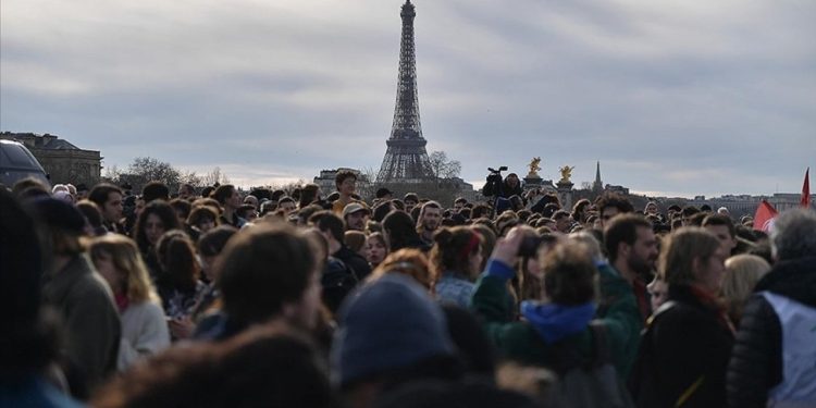 Fransa'da emeklilik yaşını 62'ye düşürmeye yönelik referanduma ret