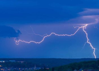 Fransa'yı 'elektrik çarptı': 24 saatte 25 binden fazla yıldırım düştü