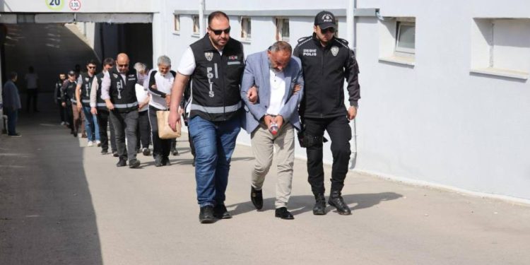 Fransız ve Arap iş adamlarını hayali yağ satışıyla 150 milyon lira dolandırdılar