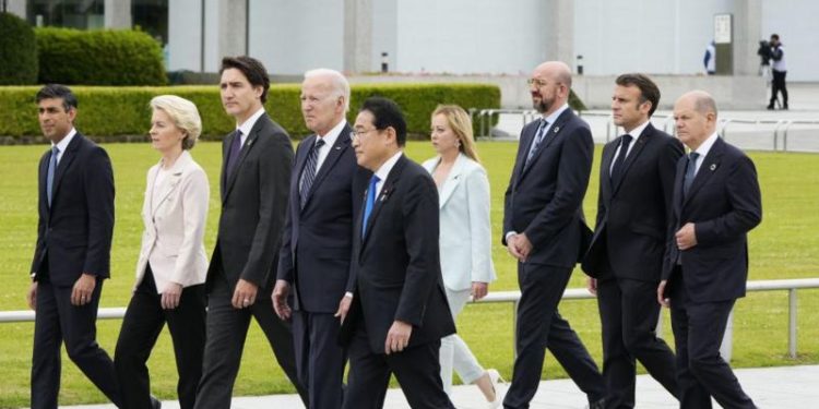 Japonya'nın Hiroşima kentinde başlayan G7 zirvesinde, Rusya'ya yeni yaptırımlar uygulanması kararlaştırıldı. Yapılan açıklamada, "G7 olarak Rusya'yı savaş makinesini destekleyen teknoloji, endüstriyel teşhizat ve hizmetlerden mahrum bırakacağız" denildi.