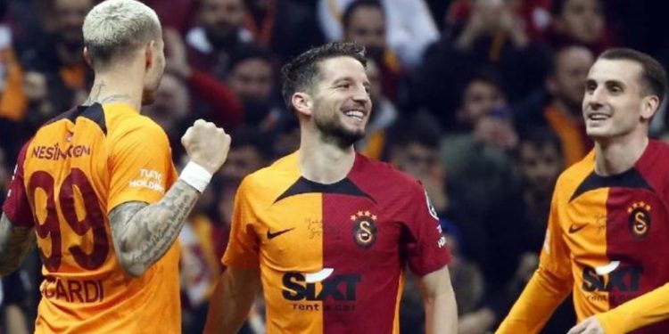 Galatasaray'da kart alarmı! Futbolcular uyarıldı