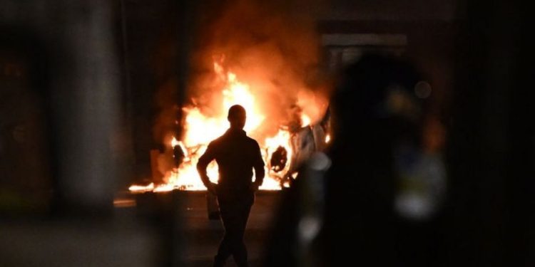 Galler polisi, Cardiff kentinde bisikletleriyle kaza yapıp hayatını kaybeden iki gencin polis tarafından takip edilmediğini savundu.