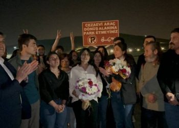 Gazeteciler cezaevinden çıktı: Yazmaya devam edeceğiz