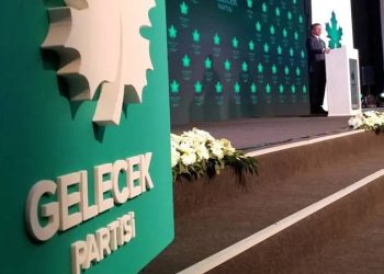 Gelecek Partisi Kurucular Kurulu ve yönetim kurulundan 11 kişi istifa etti.