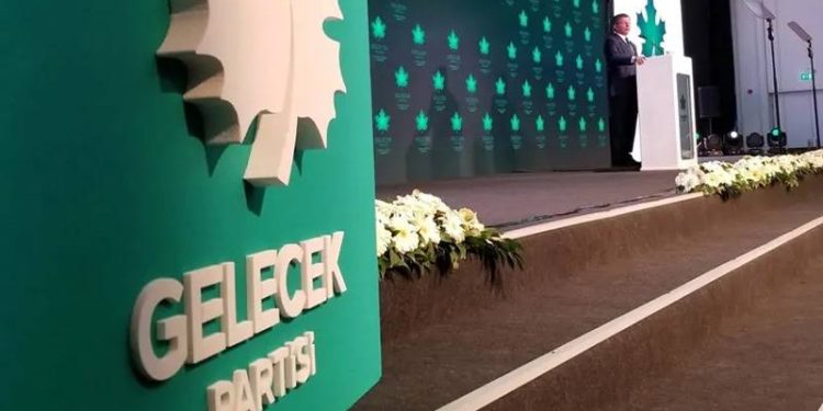 Gelecek Partisi Kurucular Kurulu ve yönetim kurulundan 11 kişi istifa etti.