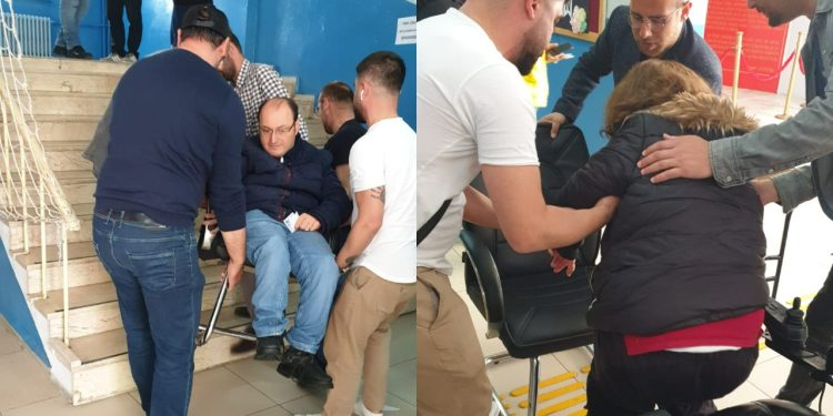 Gerekli beyanı veren engelli çiftten sandık tepkisi: 'Bizi sandalyeye oturtup taşıdılar'