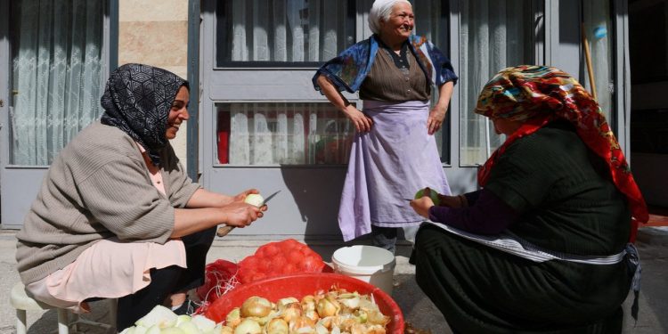 Guardian: Uzmanlara göre Erdoğan'ın zaferi ekonomik krizi derinleştirecek