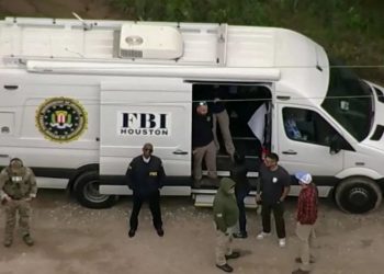 Gürültü yaptığı için uyarmışlardı: Biri çocuk beş komşusunu öldüren zanlı çamaşır dolabında yakalandı