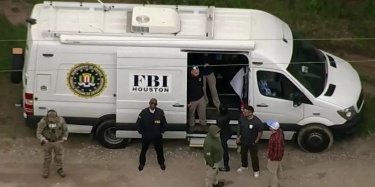 Gürültü yaptığı için uyarmışlardı: Biri çocuk beş komşusunu öldüren zanlı çamaşır dolabında yakalandı