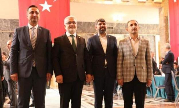 Meclis'e giderek kaydını yaptırdıktan sonra basın açıklaması yapan HÜDA PAR lideri Zekariya Yapıcıoğlu, Meclis'te düzenlenecek yemin töreniyle ilgili, "Milletvekili yeminini elbette okuyacağız. Herhangi bir ekleme veya çıkarma yapma gibi bir düşüncemiz yok, böyle bir şey mümkün de değil" dedi.