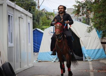 Hatay'ın İskenderun ilçesinde yaşayan Abdullah Cıla, Cumhurbaşkanı Seçimi ve 28. Dönem Milletvekili Genel Seçimi'nde, oy kullanacağı okula atla geldi.