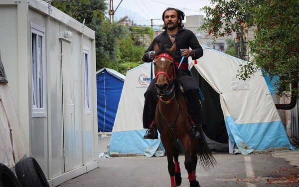 Hatay'ın İskenderun ilçesinde yaşayan Abdullah Cıla, Cumhurbaşkanı Seçimi ve 28. Dönem Milletvekili Genel Seçimi'nde, oy kullanacağı okula atla geldi.