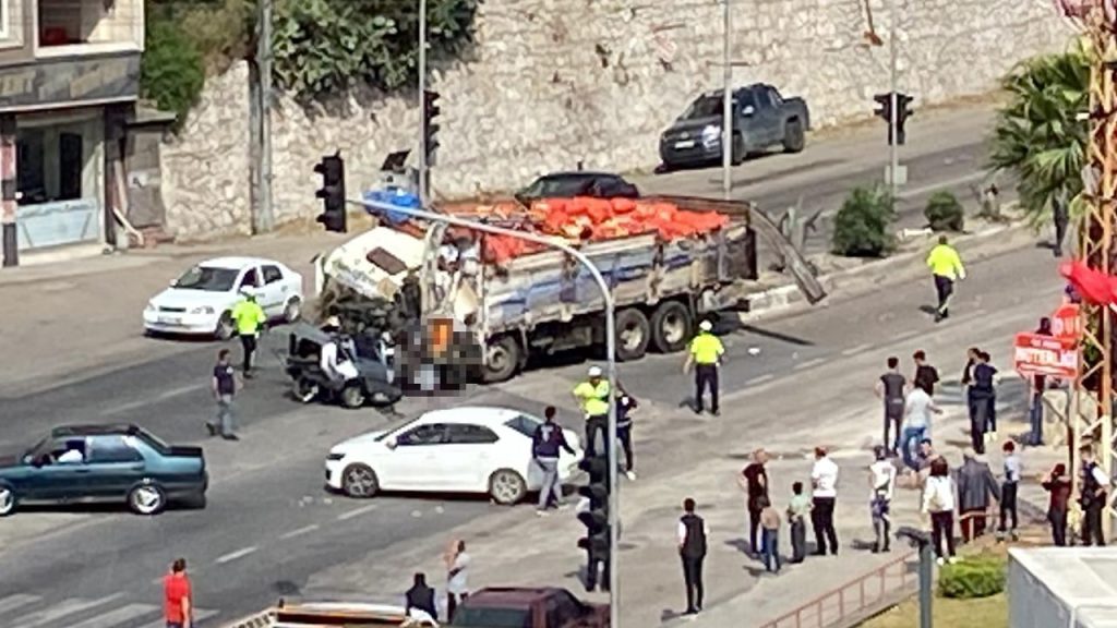 Hatay'da kamyon kontrolden çıktı: Ölü ve yaralılar var