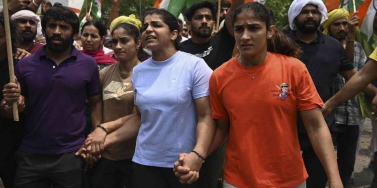Hindistan’da "cinsel istismar" protestolarına katılan kadın güreşçilere dava