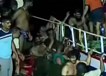 Hindistan'da turist teknesi alabora oldu: En az 22 ölü