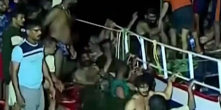 Hindistan'da turist teknesi alabora oldu: En az 22 ölü