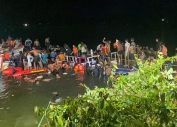 Hindistan'ın Kerala eyaletinde batarak en az 22 kişinin ölümüne yol açan turist teknesinin sahibi hakkında "ölüme sebebiyet verme" suçlamasıyla soruşturma başlatıldı. Tekne sahibinin olay yerinden kaçtığı ve halen arandığı bildiriliyor.