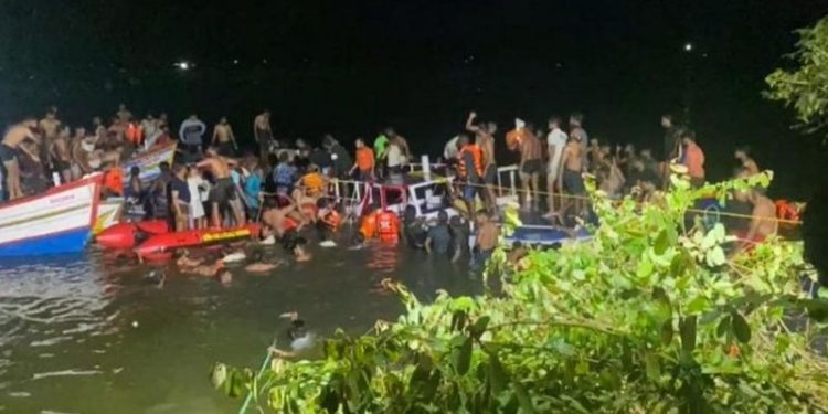 Hindistan'ın Kerala eyaletinde batarak en az 22 kişinin ölümüne yol açan turist teknesinin sahibi hakkında "ölüme sebebiyet verme" suçlamasıyla soruşturma başlatıldı. Tekne sahibinin olay yerinden kaçtığı ve halen arandığı bildiriliyor.