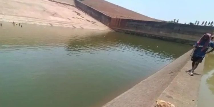 Hindistanlı yetkili suya düşen telefonunu almak için baraj boşalttı