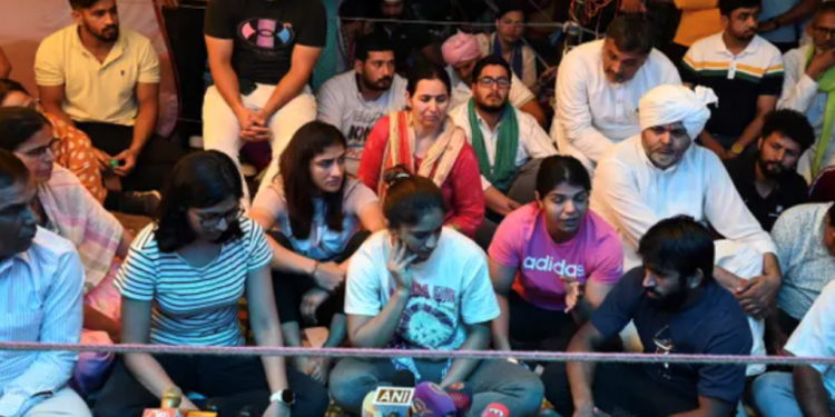 Hint kadın güreşçiler madalyalarını geri vermek istiyor: “Taciz iddiaları bulunan federasyon başkanı soruşturulmalı”