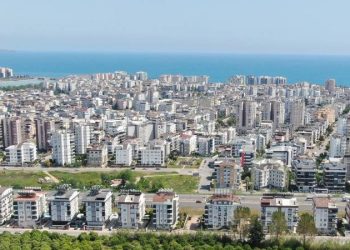 İstanbul Büyükşehir Belediyesi (İBB) Genel Sekreter Yardımcısı ve şehir plancısı Dr. Buğra Gökçe, "Konut karşılığı vatandaşlık uygulamasına son verilmelidir. Anayasamıza göre vatandaşların konut hakkını koruyacak tedbirleri almak devletin görevidir. Vatandaşlarımızın yaşadığı konut krizi son bulana kadar yabancılara konut satışı da durdurulmalıdır" dedi.