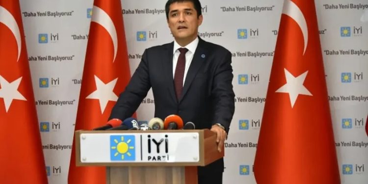 İYİ Parti lideri Meral Akşener'in Başdanışmanı Buğra Kavuncu, "Muhalefetin varlığı millet egemenliğinin teminatıdır. Dolayısıyla zayıflamaması, düşmemesi gerekir. Sonuna kadar mücadele edeceğiz" dedi.