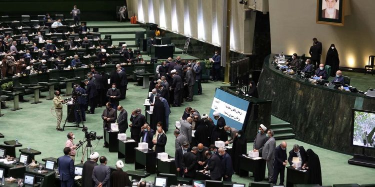 İran'da çifte vatandaşlar milletvekili olamayacak