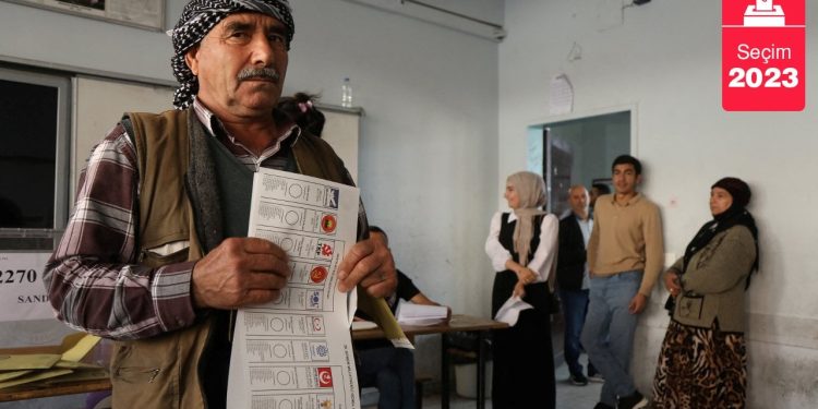 İstanbul Barosu'ndan 'saat 17:00' açıklaması: Sandık kapandığında kuyrukta kalanlar nasıl oy kullanabilecek?