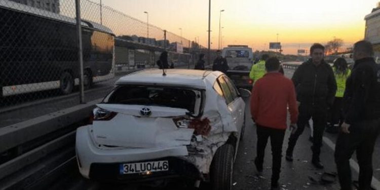 İstanbul’da 1 Mayıs miting alanına giden polisler kaza yaptı