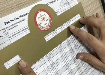 İstanbul'da bazı evlere adres bilgisi olmayan seçmen kâğıtları geldi