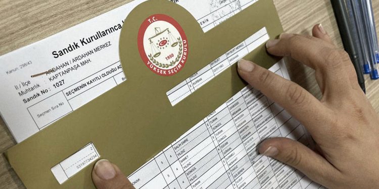 İstanbul'da bazı evlere adres bilgisi olmayan seçmen kâğıtları geldi