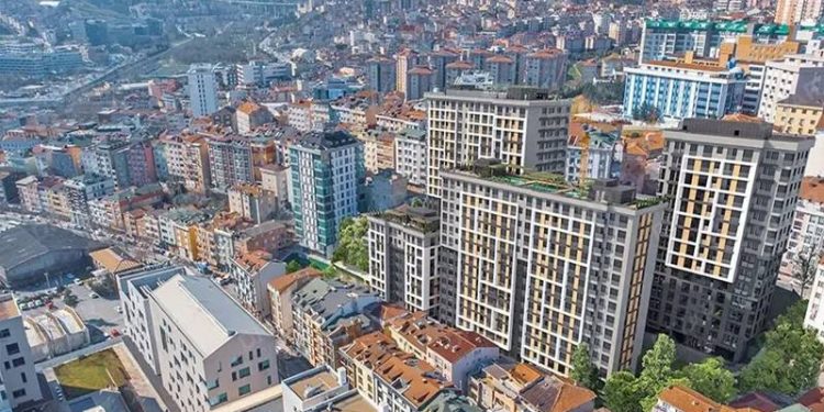 İstanbul Büyükşehir Belediye Başkanı Genel Sekreter Yardımcısı Dr. Buğra Gökce, İstanbul’da sığınmacıların yoğun yaşadığı 15 ilçede 5 yıllık kira artış oranının ortalama yüzde 654 olduğuna dikkat çekerek "Sığınmacı nüfusunun artması, konut piyasasının dengesini de bozuyor" dedi.