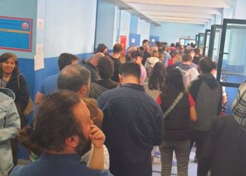 İstanbul'daki okullarda oy kullanma yoğunluğu sürüyor