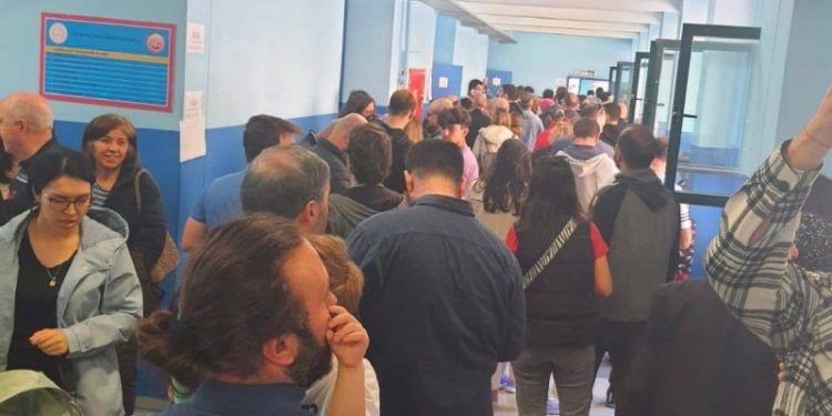 İstanbul'daki okullarda oy kullanma yoğunluğu sürüyor