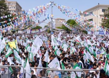 İstasyon Meydanı hıncahınç doldu