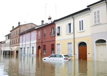 İtalya'da sel felaketinde zarar gören kitaplar dondurularak kurtarılacak