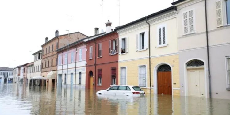 İtalya'da sel felaketinde zarar gören kitaplar dondurularak kurtarılacak