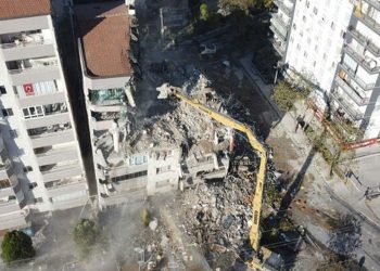 İzmir depreminde yıkılan apartmanın davasında kamu görevlileri hakkında hapis istemi